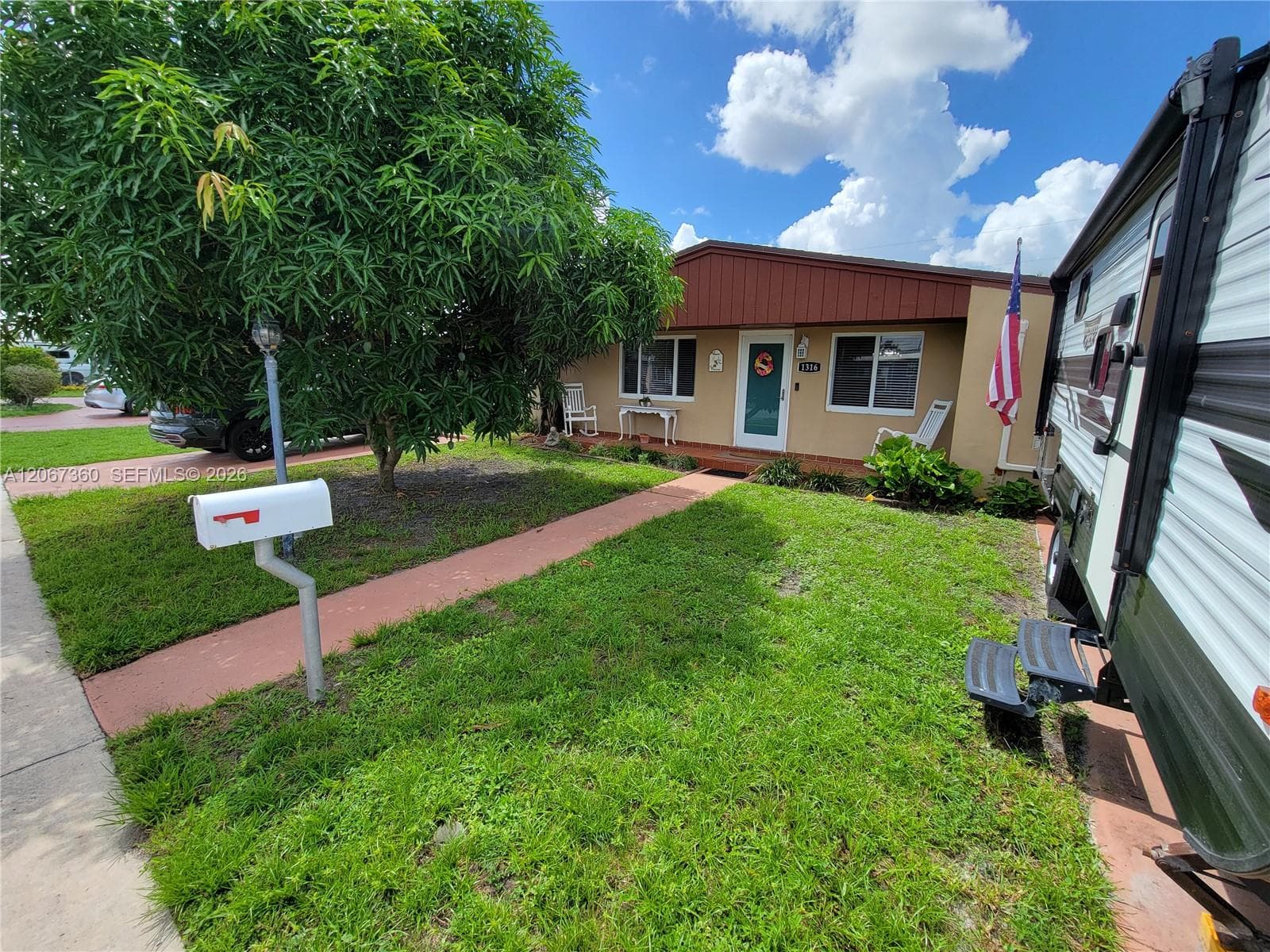 1316 W 61st Pl, Hialeah, FL 33012