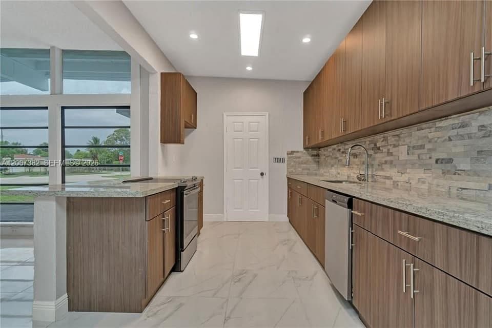486 W Evanston Cir, Fort Lauderdale, FL 33312 photo 2