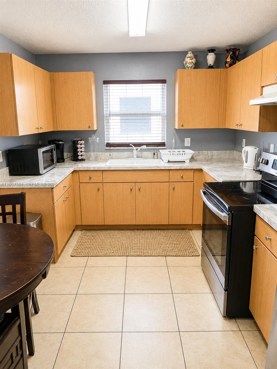 221 NE 35th St, Oakland Park, FL 33334 photo 4