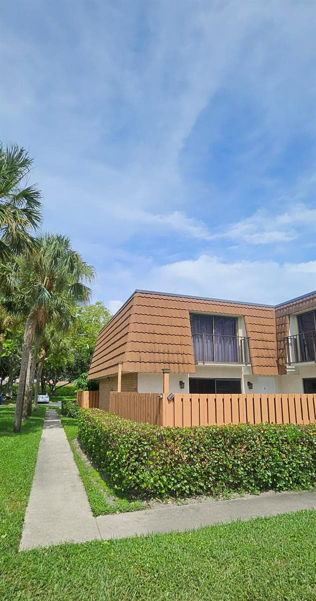 141 Heritage Way SE, West Palm Beach, FL 33407 photo 2