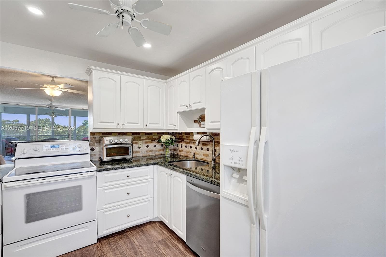 605 Oaks Dr # 504, Pompano Beach, FL 33069 photo 4