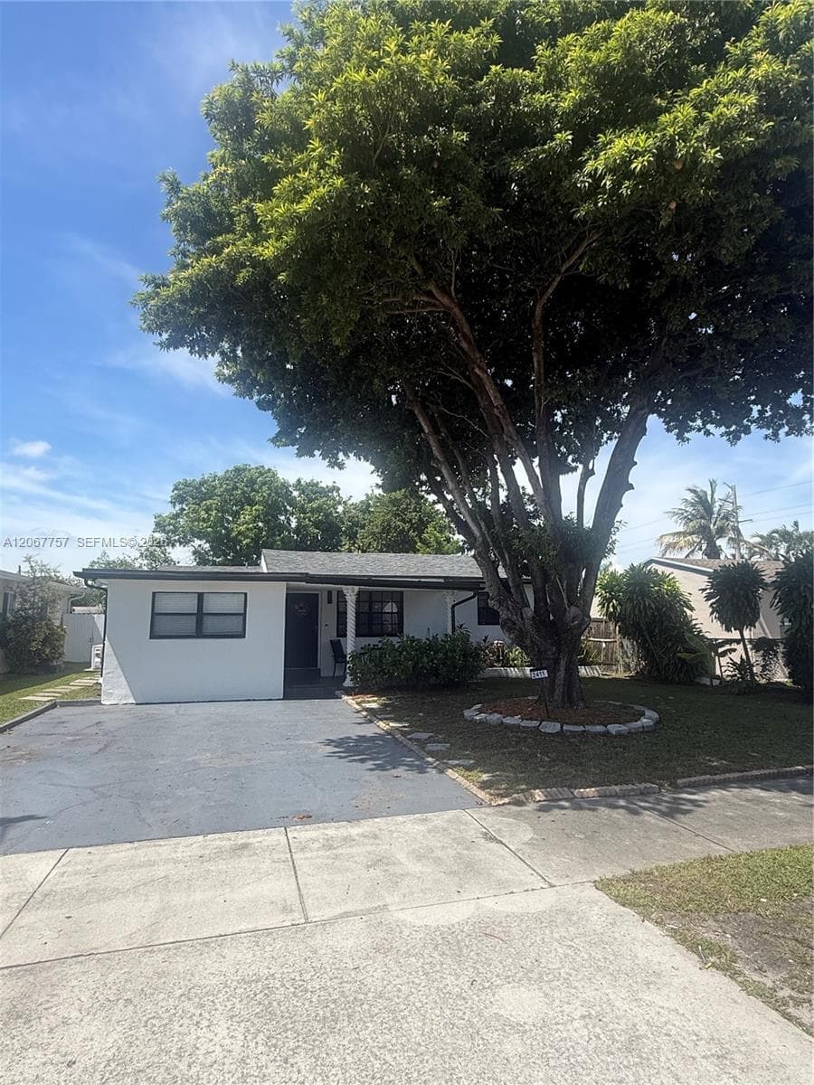 2411 Wiley St, Hollywood, FL 33020 photo 2