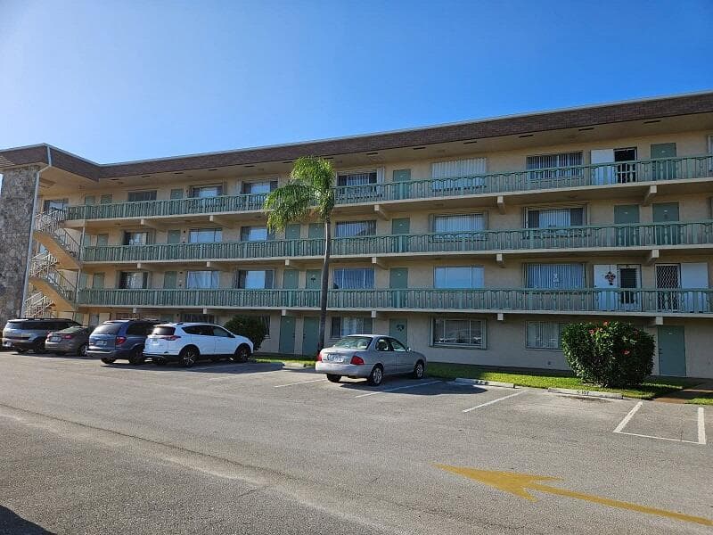 300 VILLAGE GREEN Circle S # 114, Palm Springs, FL 33461