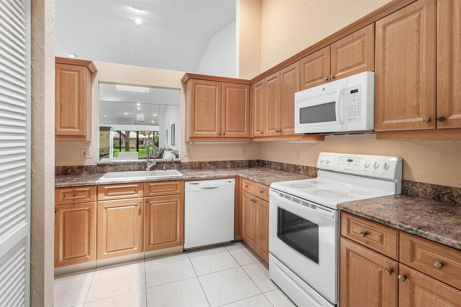 8271 SUN LAKE Drive, Boca Raton, FL 33496 photo 4