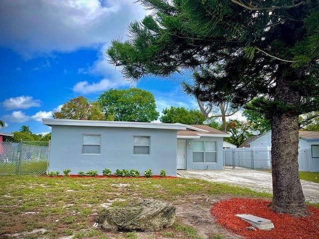 121 NW 7TH Court, Deerfield Beach, FL 33441 photo 2