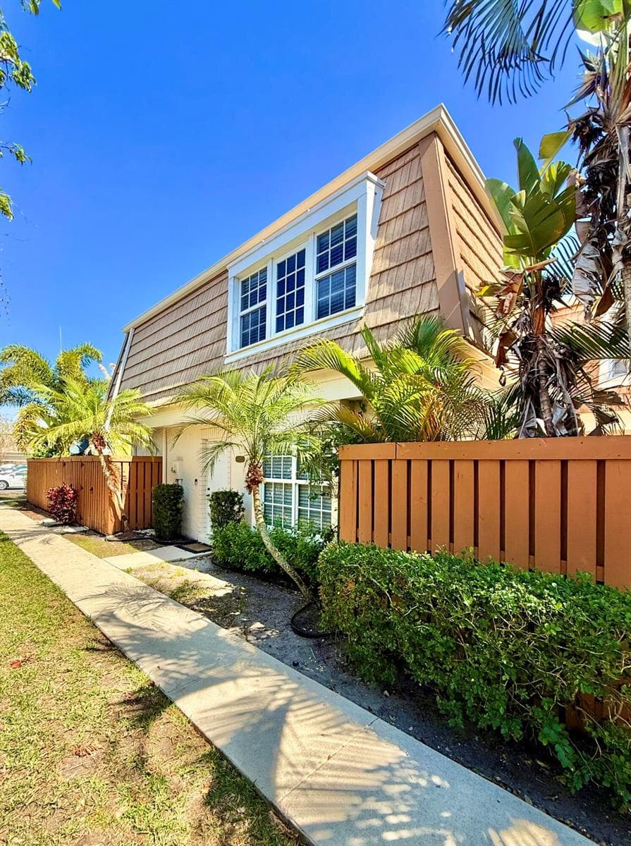 11584 WINCHESTER Drive, Palm Beach Gardens, FL 33410 photo 2