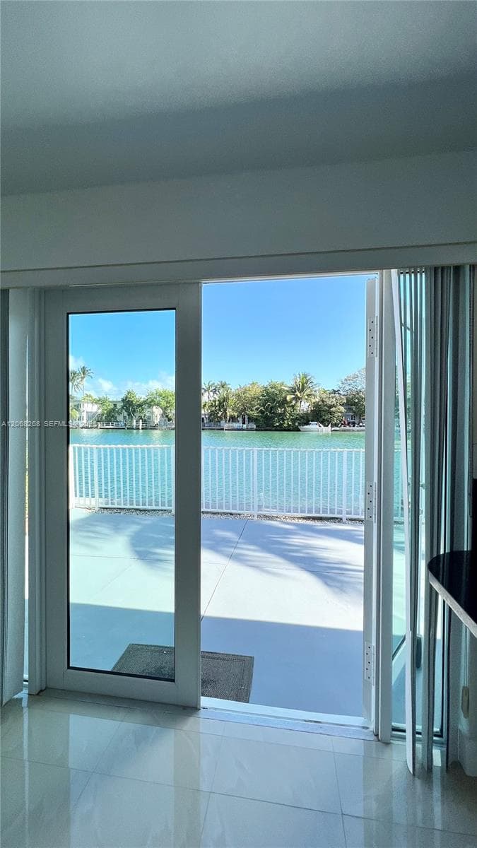 8227 Crespi Blvd # 4, Miami Beach, FL 33141