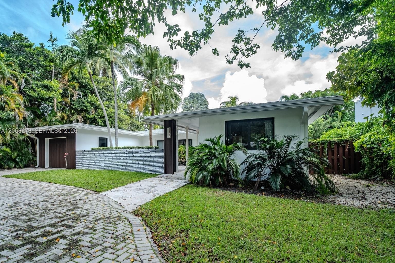 1825 Alamanda Dr, North Miami, FL 33181 photo 4