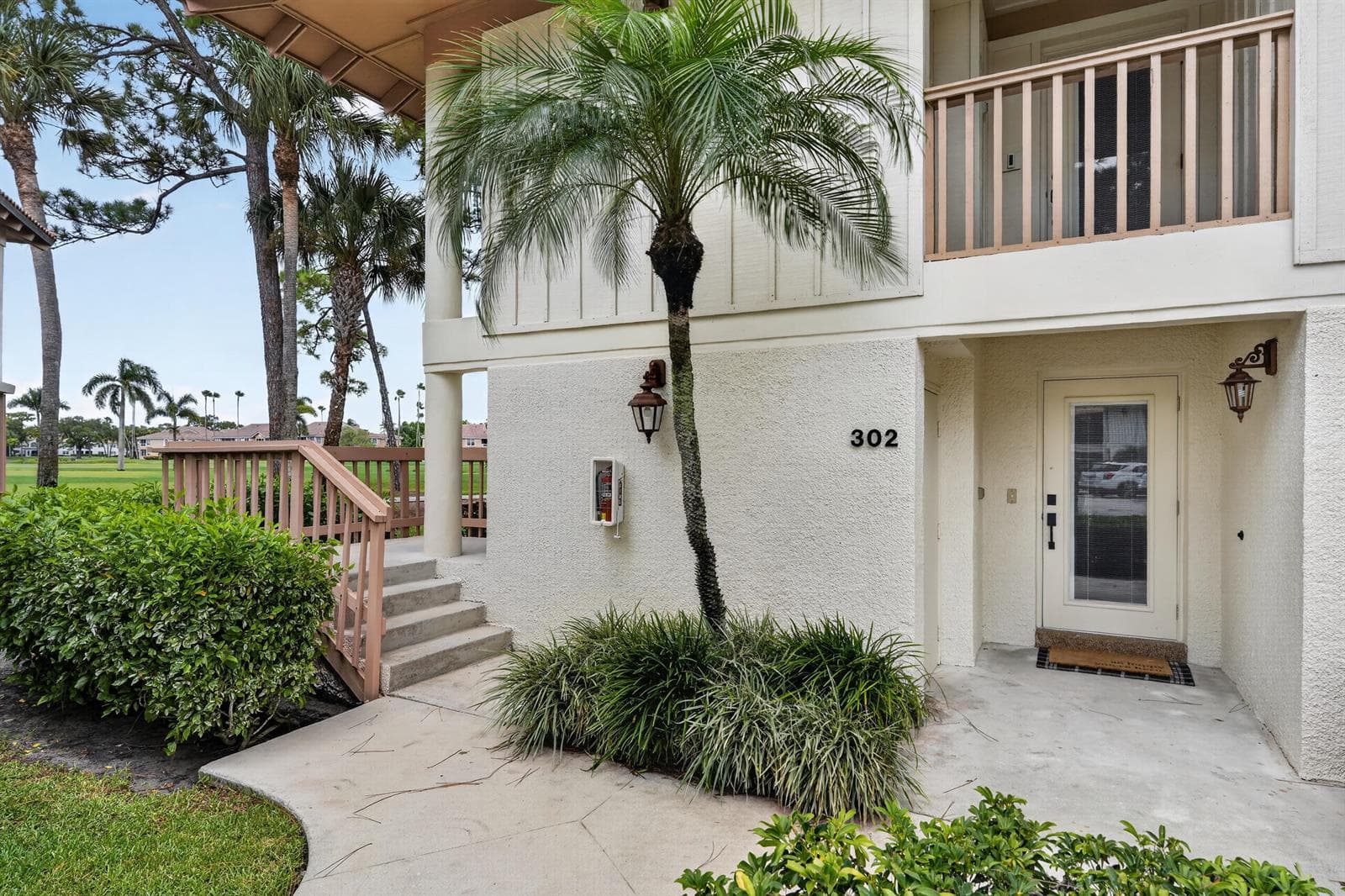 302 Brackenwood Circle, Palm Beach Gardens, FL 33418 photo 2