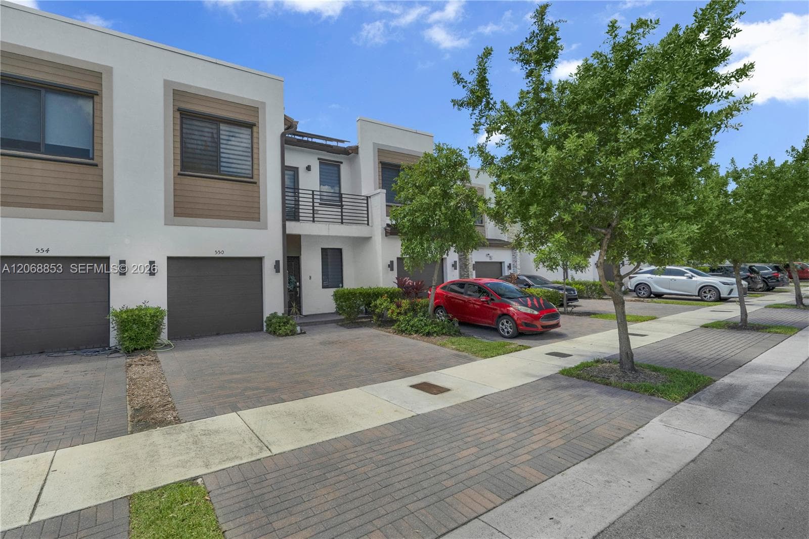 550 NE 207th St, Miami, FL 33179 photo 2