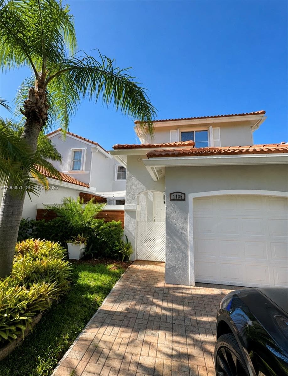 1135 Cherrypalm Ln, Hollywood, FL 33019 photo 2