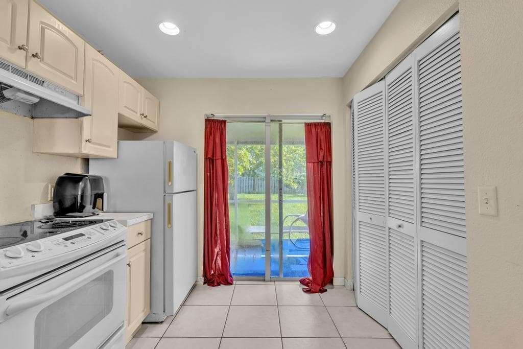 6811 2ND Street, FL 33458 photo 4