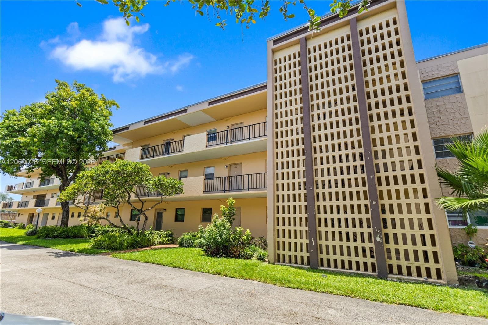 201 Berkley Rd # 309, Hollywood, FL 33024 photo 2
