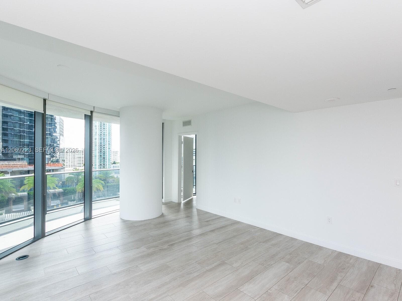 45 SW 9th St # 1201, Miami, FL 33130 photo 4