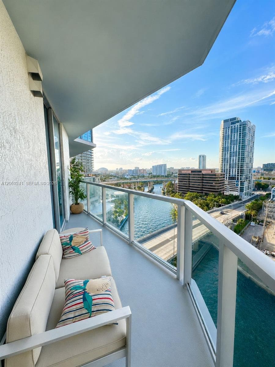 185 SW 7th St # 1505, Miami, FL 33130 photo 4
