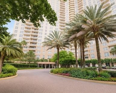19501 W Country Club Dr # 210, Aventura, FL 33180