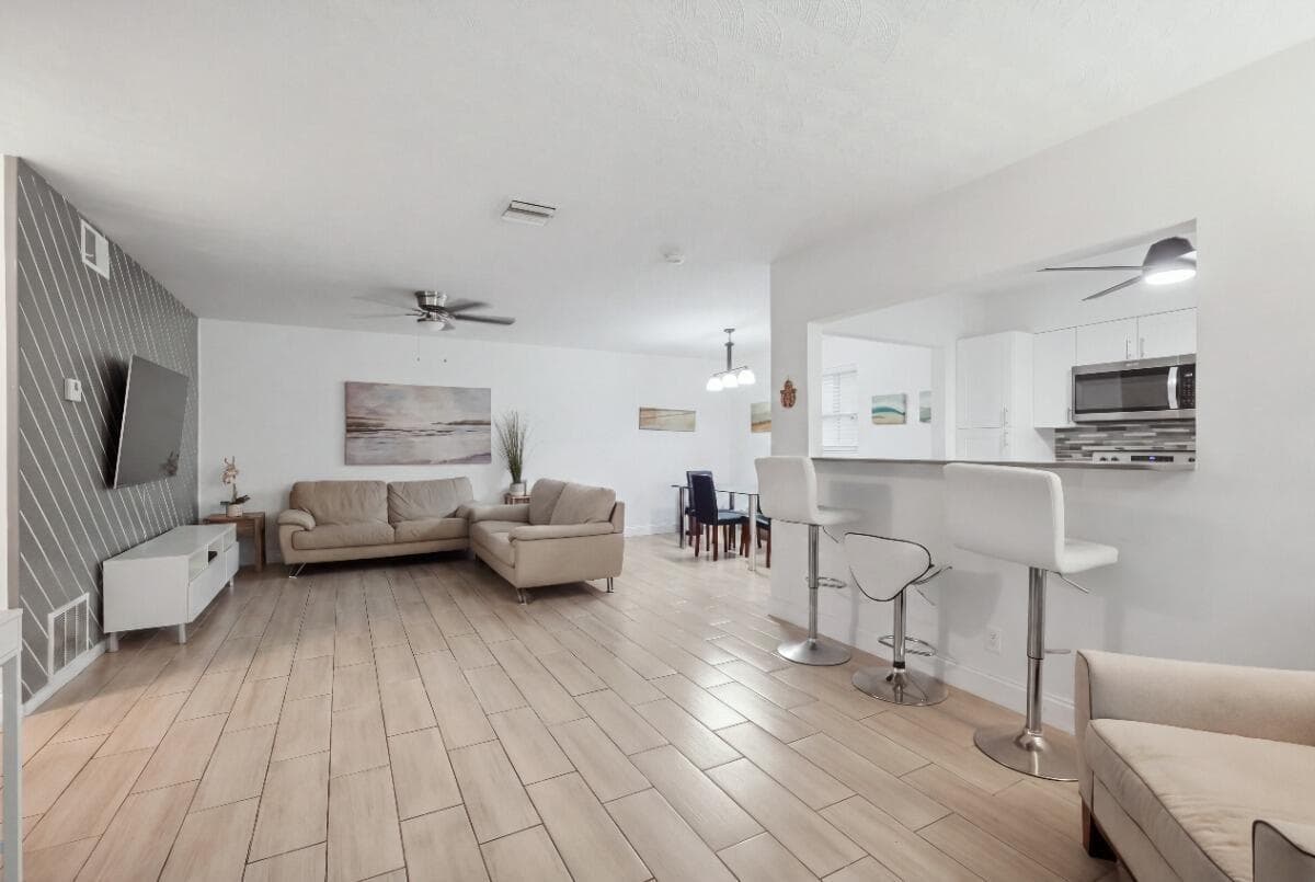 309 SW 7TH Court, Hallandale Beach, FL 33009 photo 5