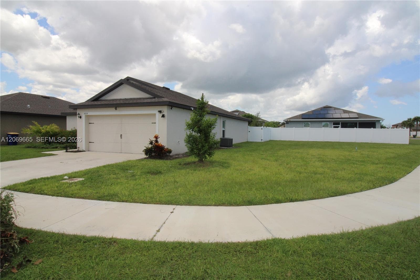 5424 Fantasy Dr, Fort Pierce, FL 34947 photo 2