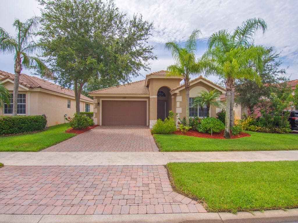 2287 SW NEWPORT ISLES Boulevard, Port St. Lucie, FL 34953 photo 2