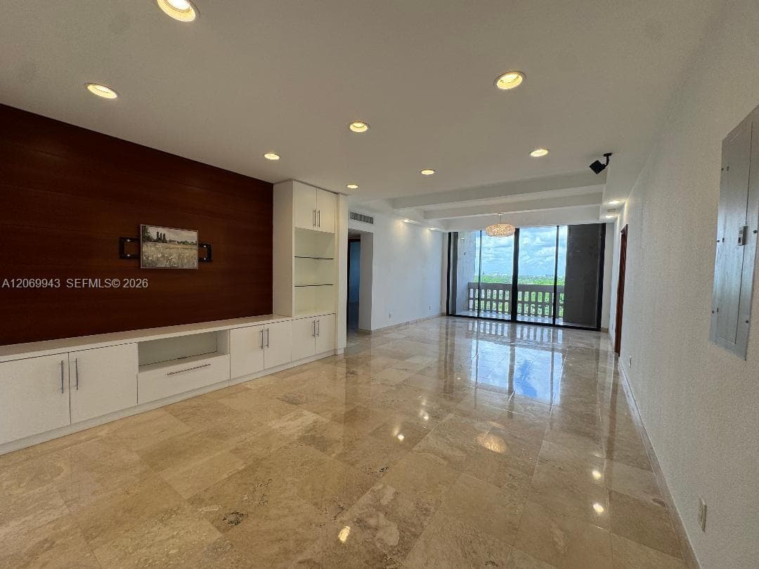 90 Edgewater Dr # PH15, Coral Gables, FL 33133