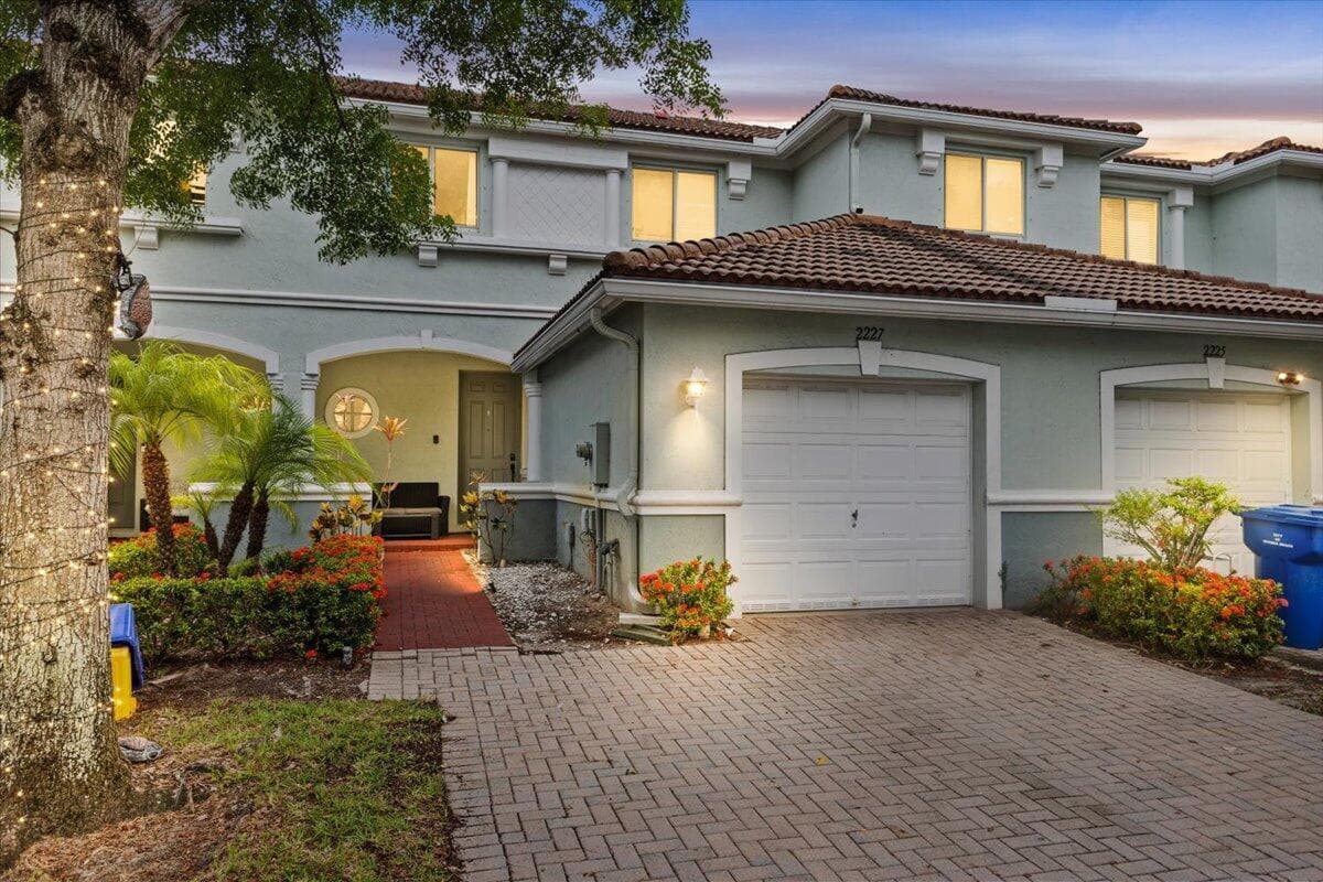 2227 OAKMONT Drive, Riviera Beach, FL 33404 photo 2