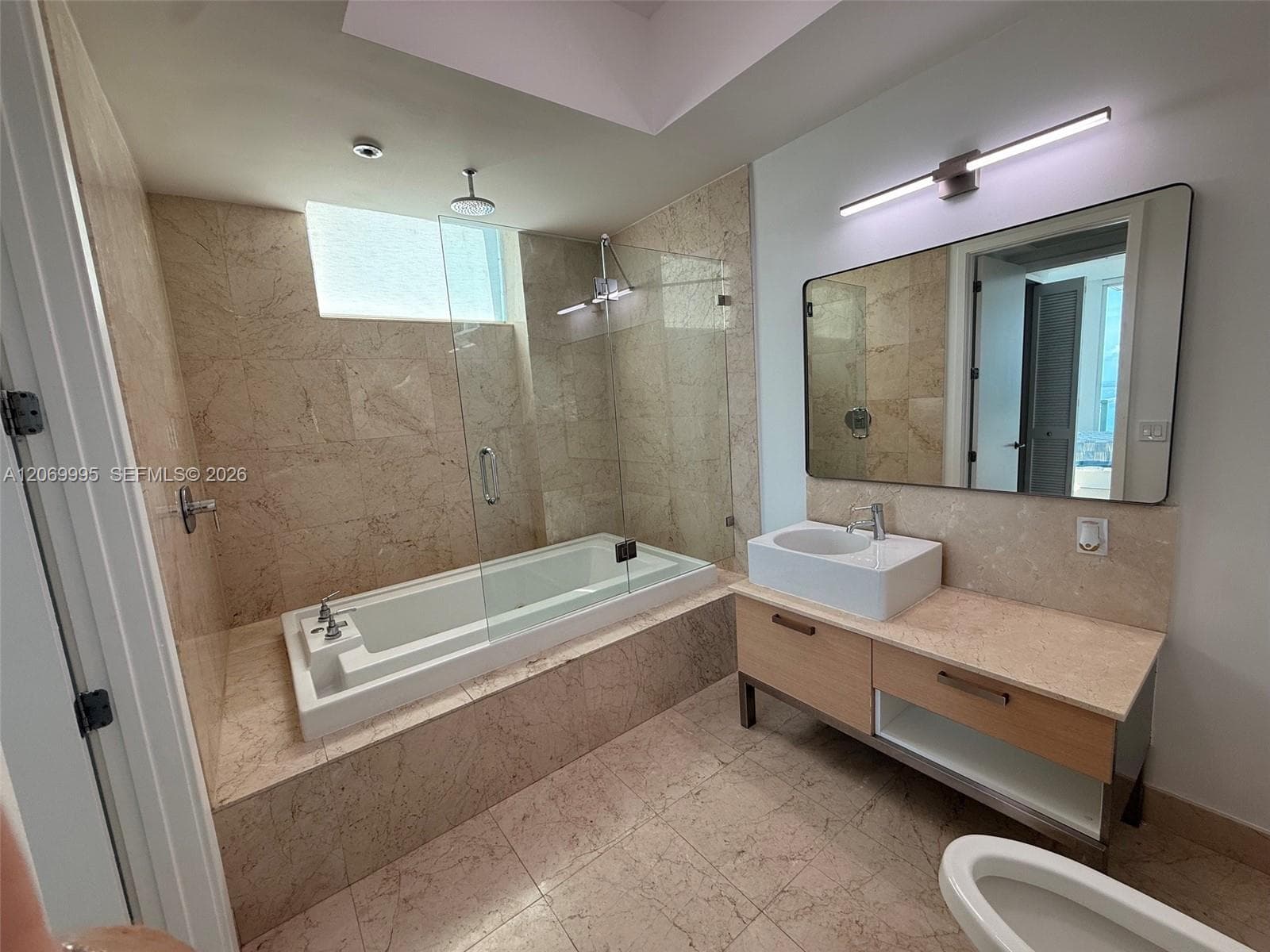 218 SE 14th St # TS107, Miami, FL 33131 photo 5