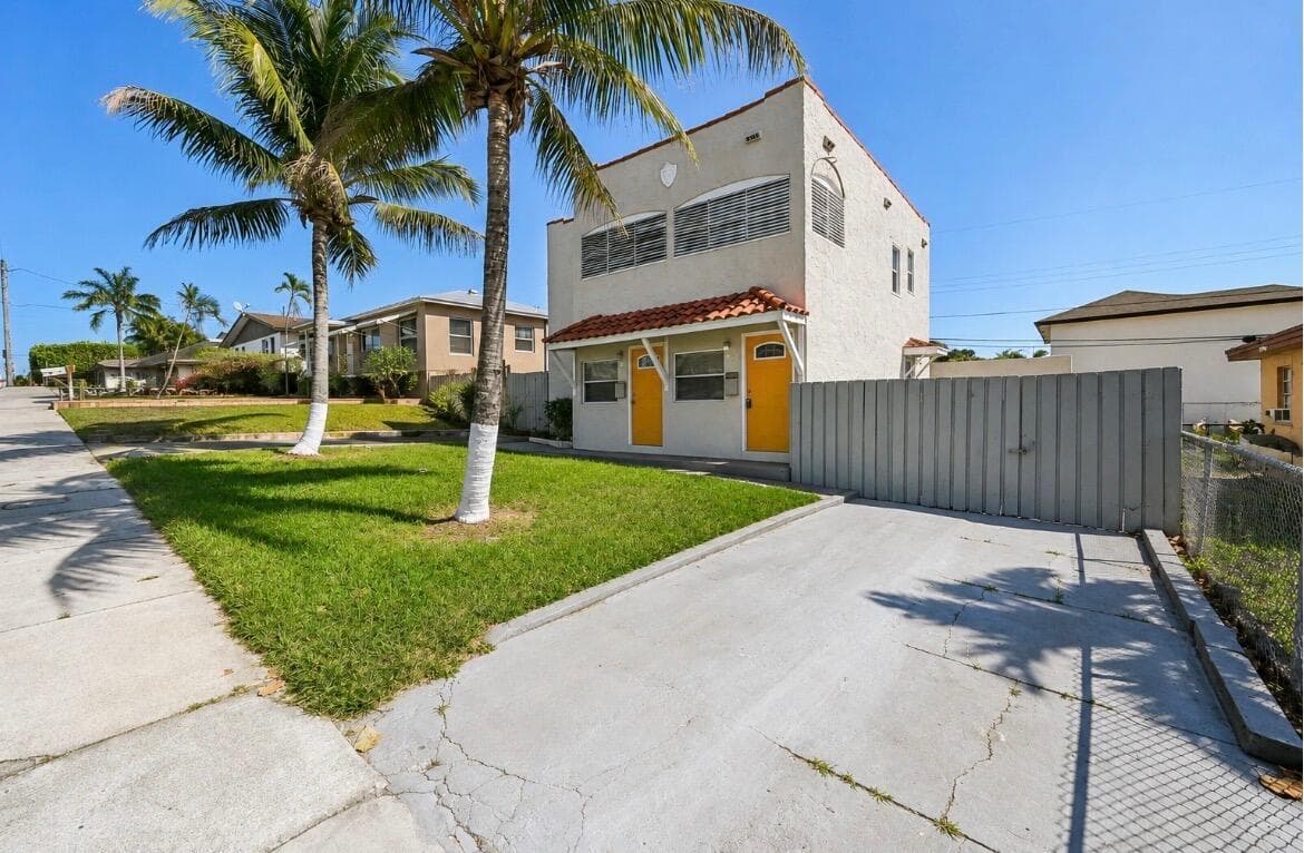 924 MCINTOSH Street, West Palm Beach, FL 33405 photo 2