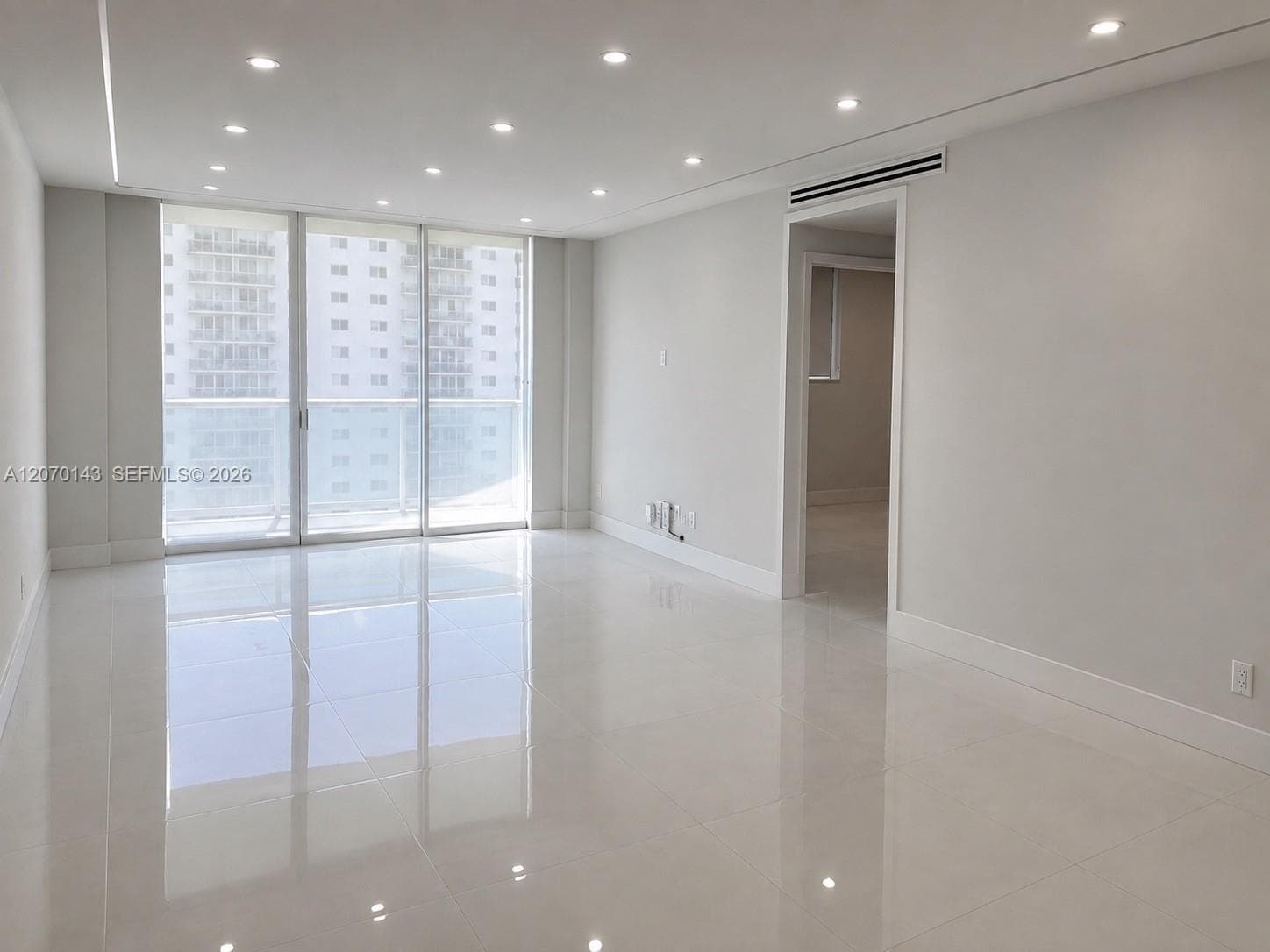 19390 Collins Ave # 908, Sunny Isles Beach, FL 33160 photo 4