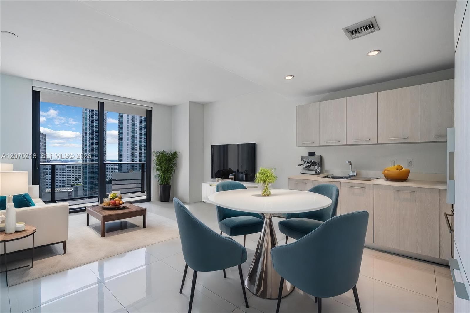 45 SW 9th St # 2002, Miami, FL 33130 photo 3