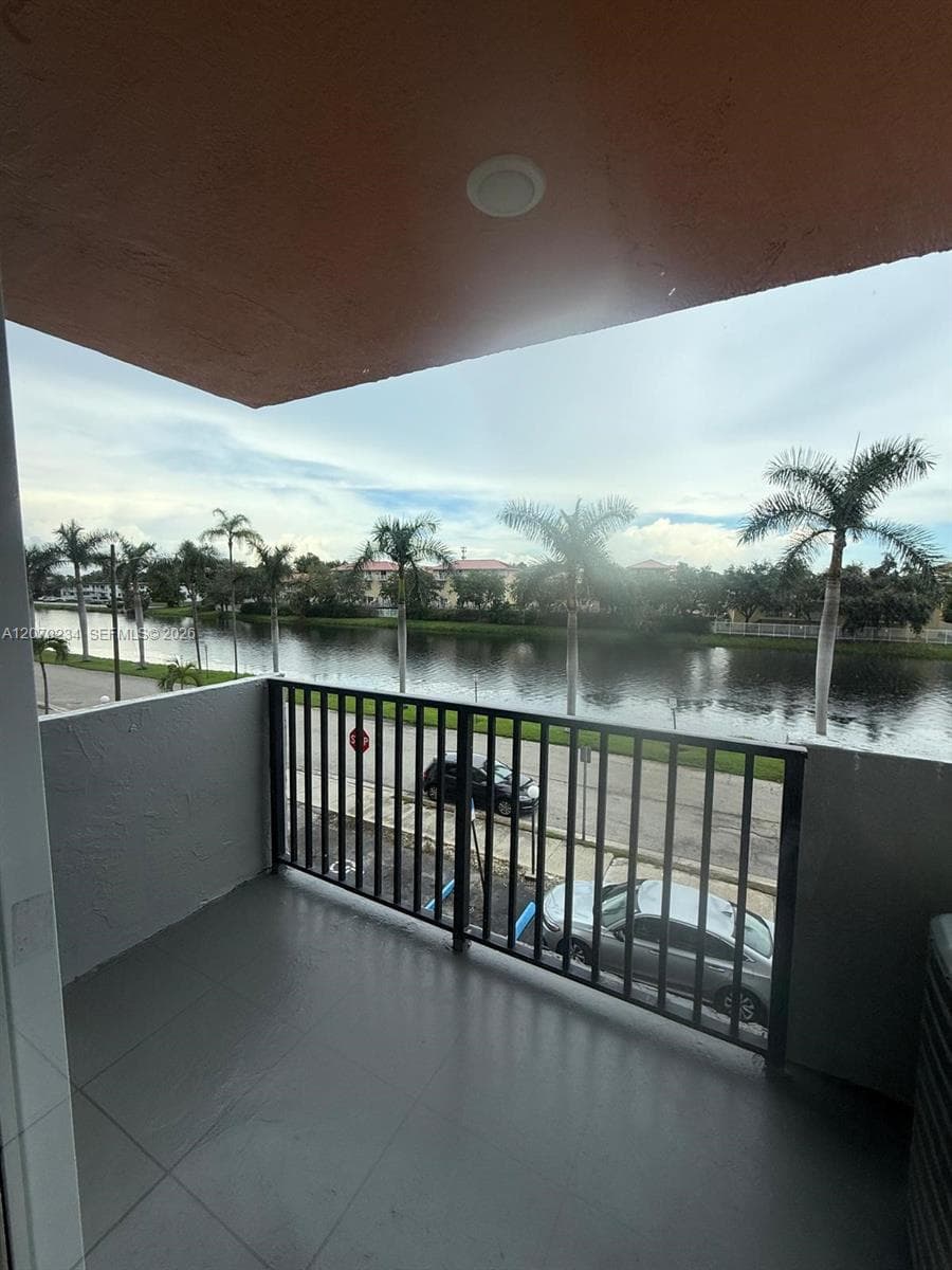 2075 NE 164th St # 302, North Miami Beach, FL 33162 photo 4