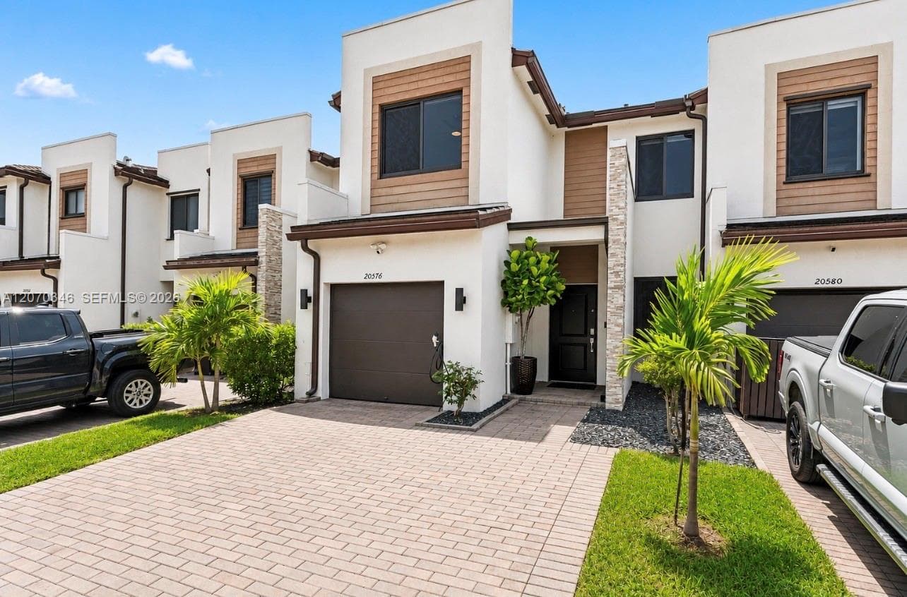 20576 NE 5th Pl, Miami, FL 33179 photo 2
