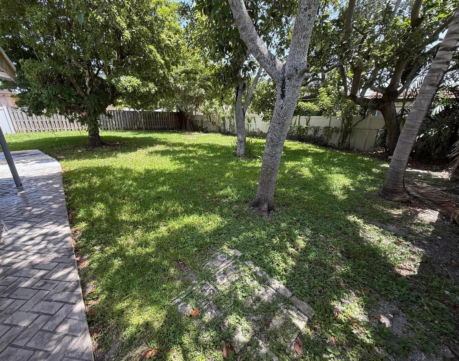 637 SW 2ND Street, Hallandale Beach, FL 33009 photo 2