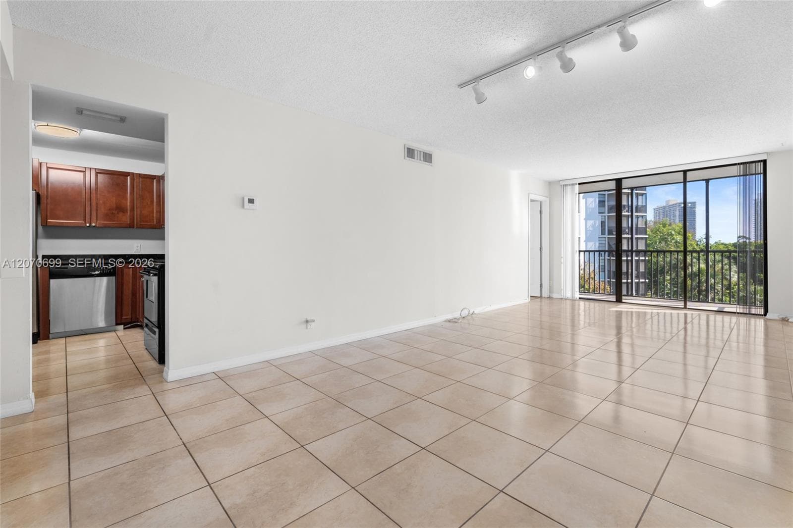 3401 N Country Club Dr # 519, Aventura, FL 33180 photo 2