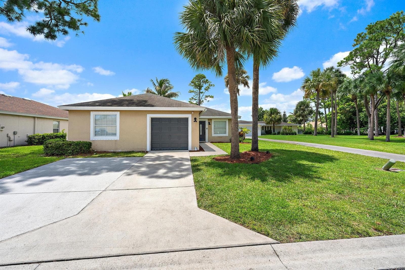 5483 Club Circle, Haverhill, FL 33415 photo 2