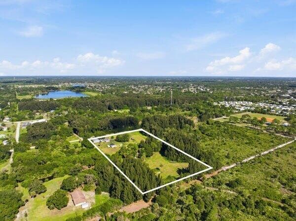 8698 63RD Avenue, Vero Beach, FL 32967 photo 2