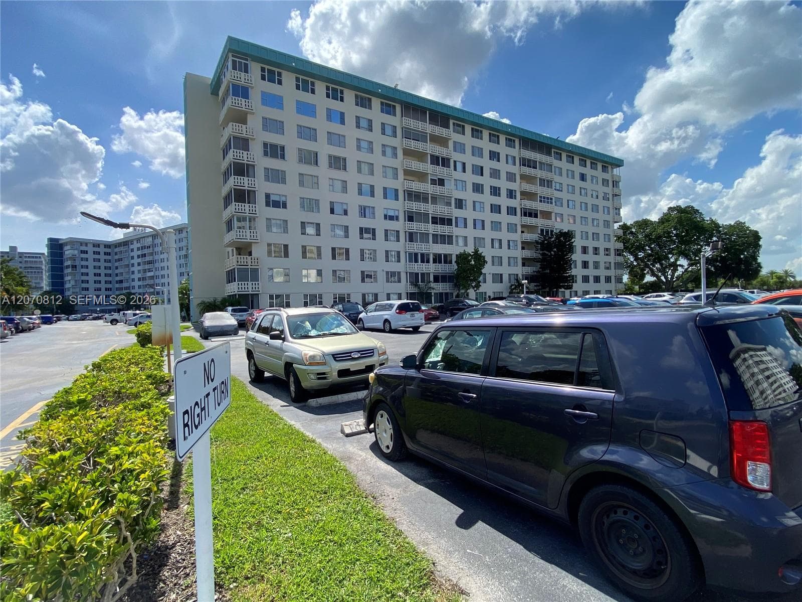 4330 Hillcrest Dr # 1009, Hollywood, FL 33021 photo 2