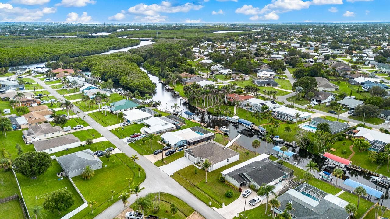798 SE Seahouse Drive, Port St. Lucie, FL 34983 photo 4