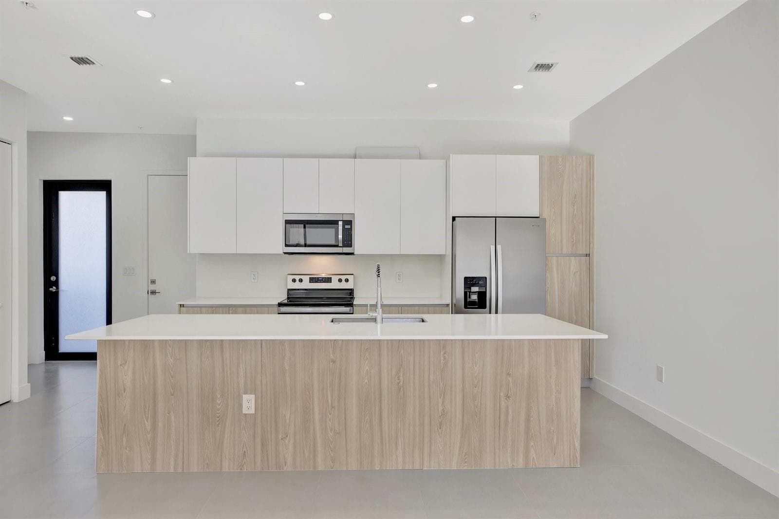 4208 NE 7TH Terrace, Oakland Park, FL 33334 photo 4