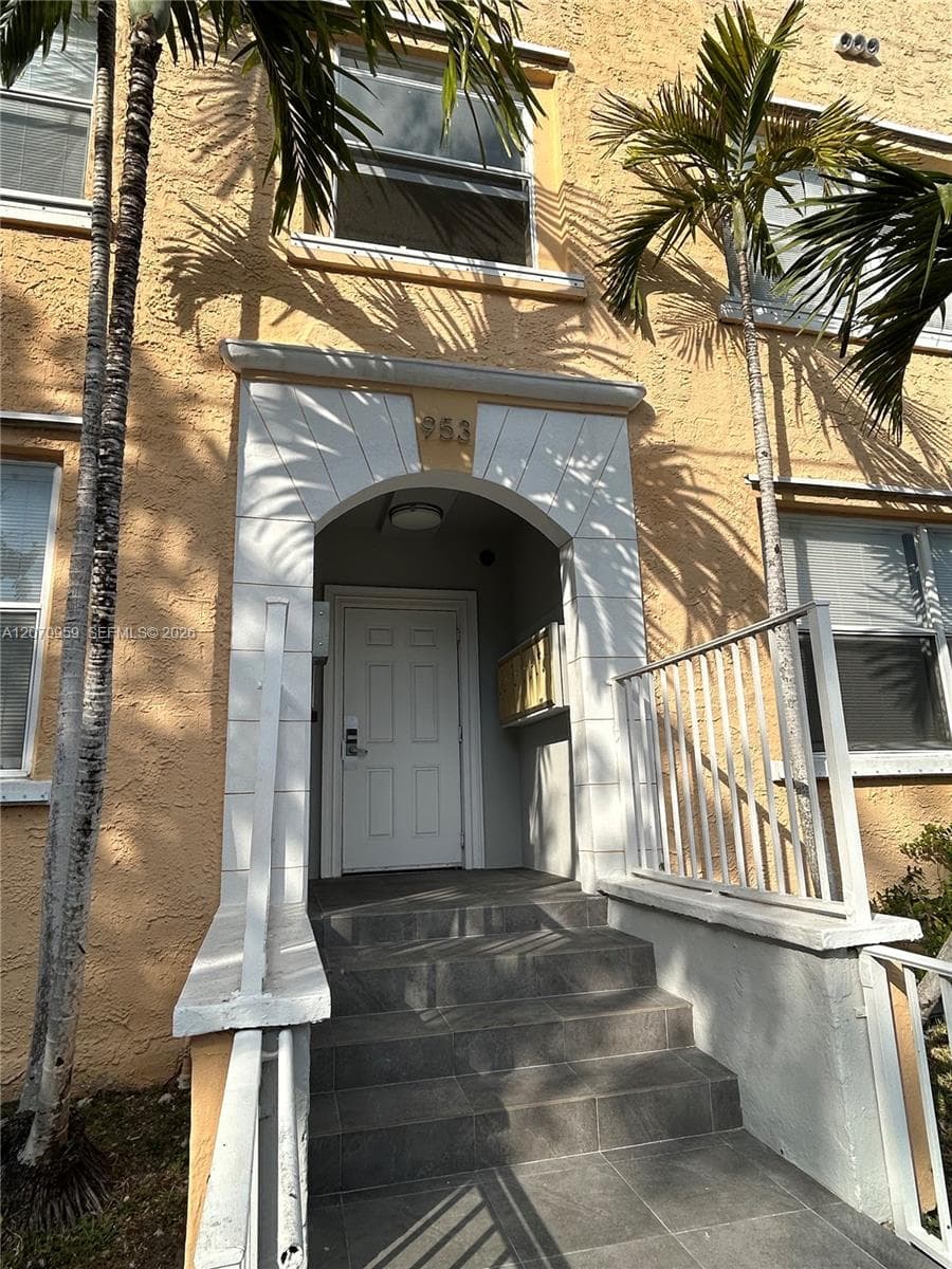 953 SW 10th St # 12, Miami, FL 33130