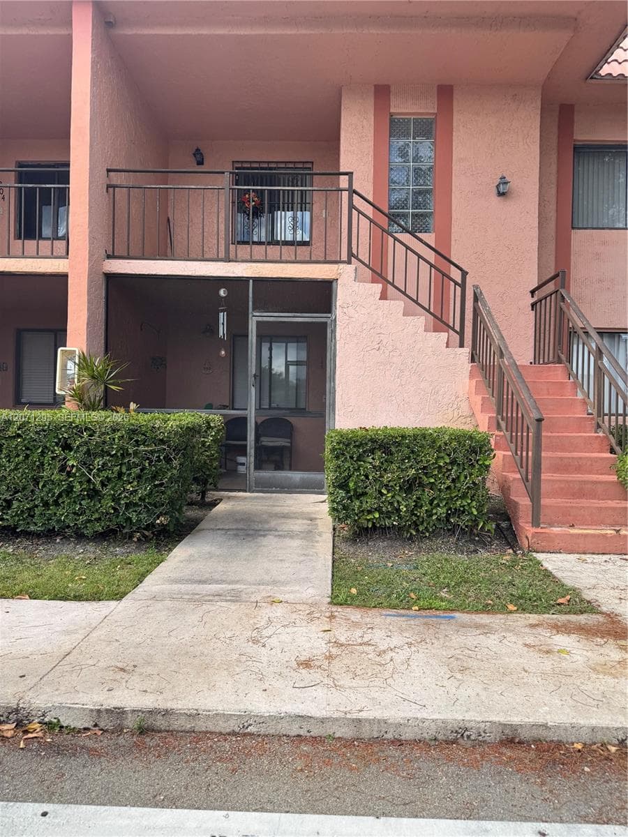 215 Lakeview Dr # 105, Weston, FL 33326
