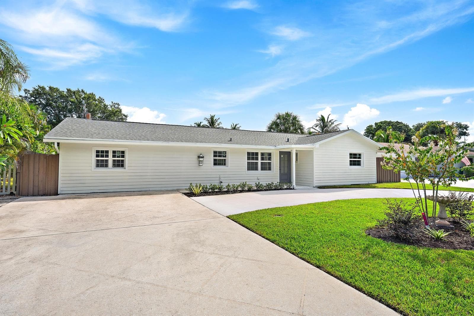109 E RIVERSIDE Drive, Jupiter, FL 33469 photo 2