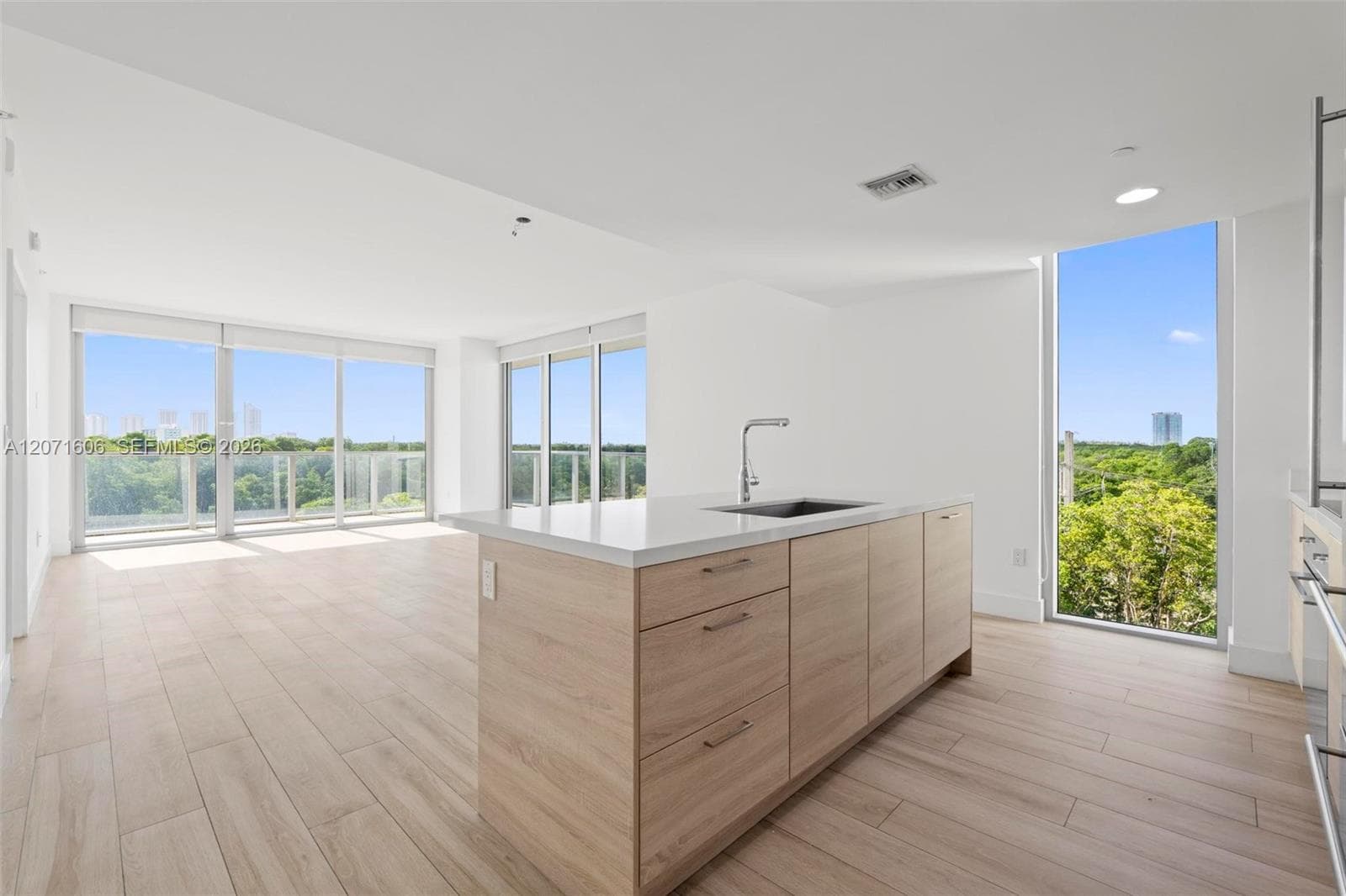 16385 Biscayne Blvd # 521, North Miami Beach, FL 33160 photo 5