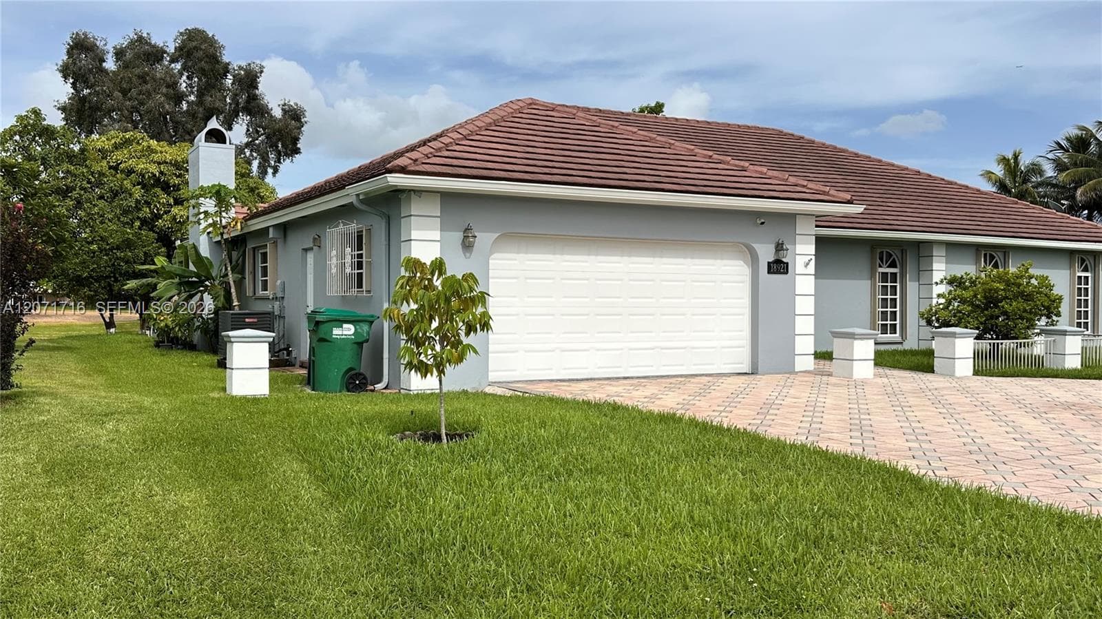 18921 W Oakmont Dr, Hialeah, FL 33015 photo 2