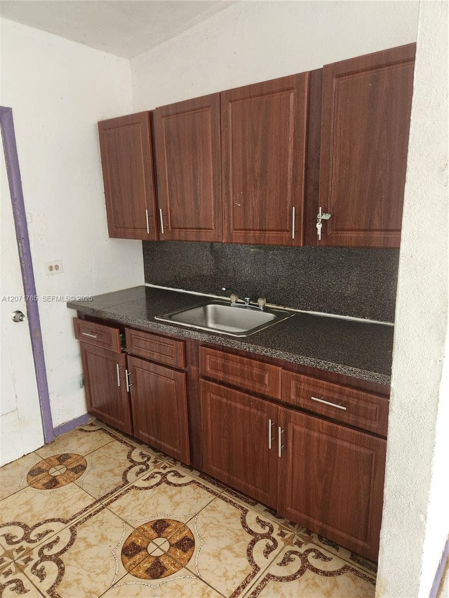 6950 NW 6th Ct, Miami, FL 33150 photo 5