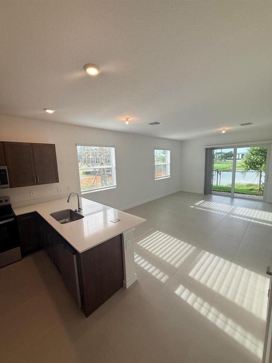 147 LAKESIDE LANDING Court, Royal Palm Beach, FL 33411 photo 4