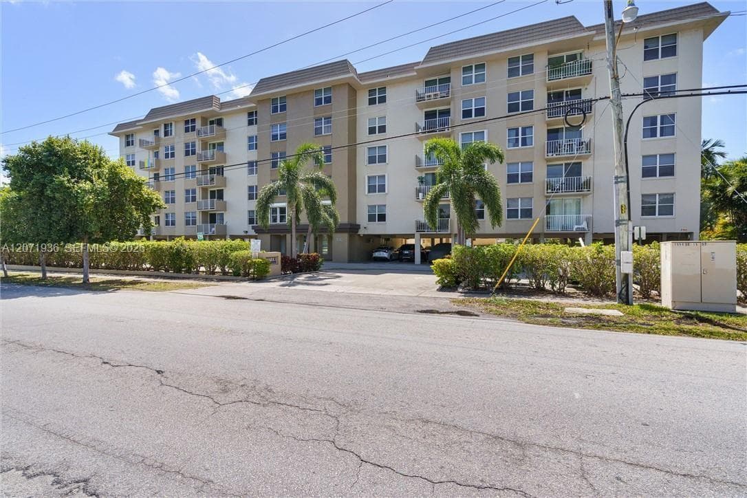 1050 SE 15th St # 202, Fort Lauderdale, FL 33316 photo 3