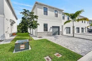 293 SW SALLY Way, Stuart, FL 34997 photo 2