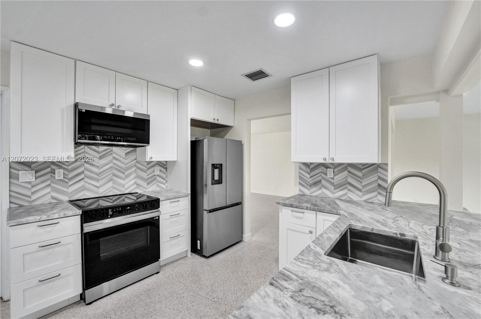 1524 NE 37th St, Oakland Park, FL 33334 photo 2