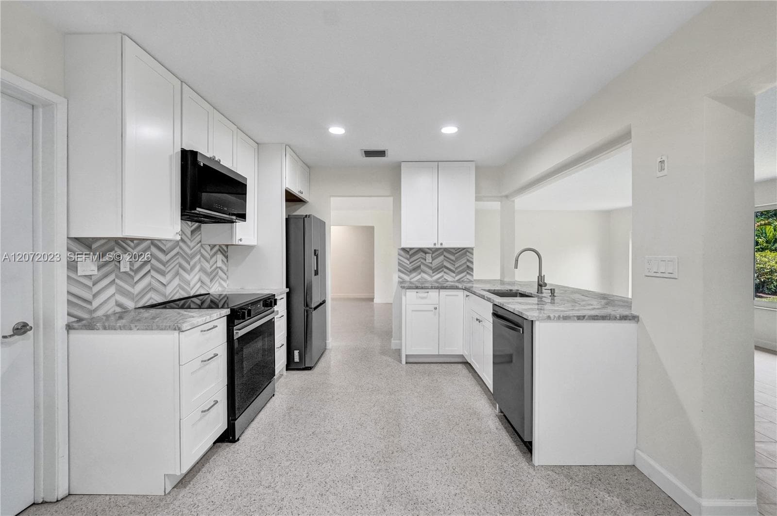 1524 NE 37th St, Oakland Park, FL 33334 photo 3