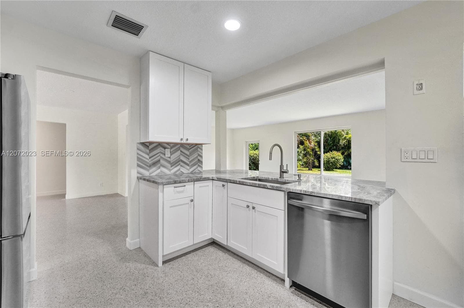 1524 NE 37th St, Oakland Park, FL 33334 photo 4